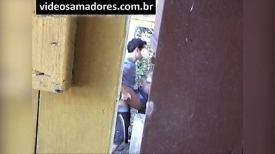 Voyeur filma una parella jove follant fins que descobreix un vídeo